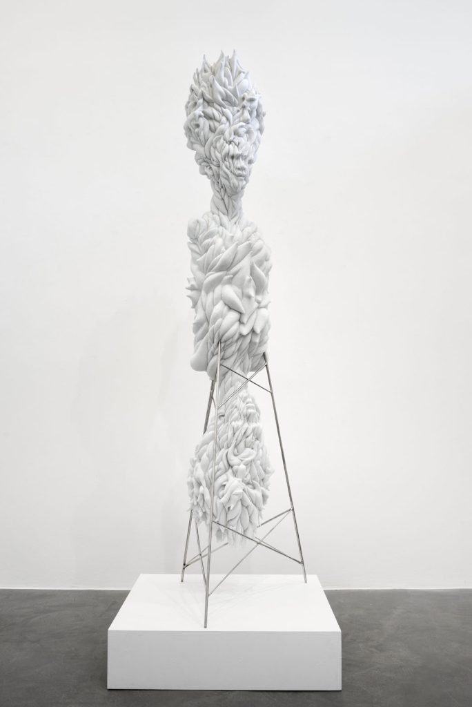 Bílá Marie, 2021, epoxid, 210x41x40 cm