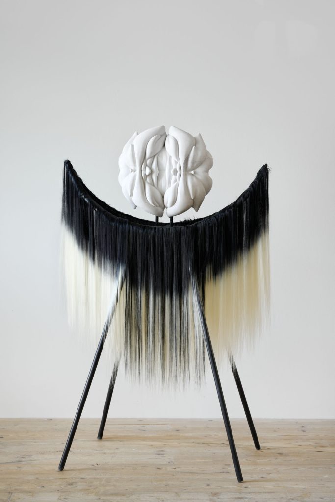 Greetings, 2023, mixed media, 150x120x50 cm