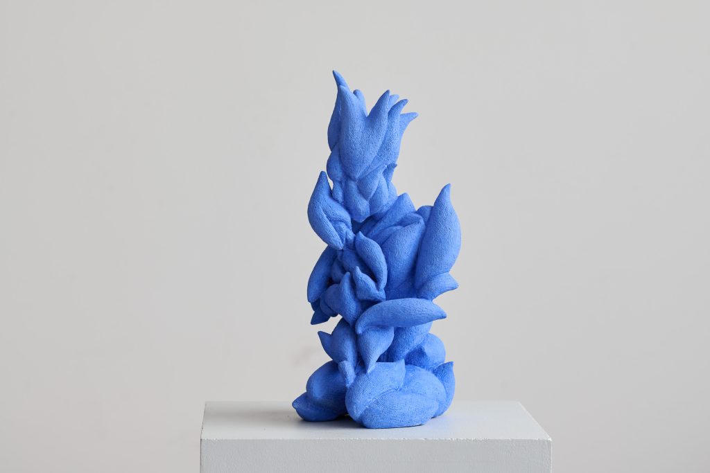 Madonna II, 2024, keramika, 30x25x15 cm