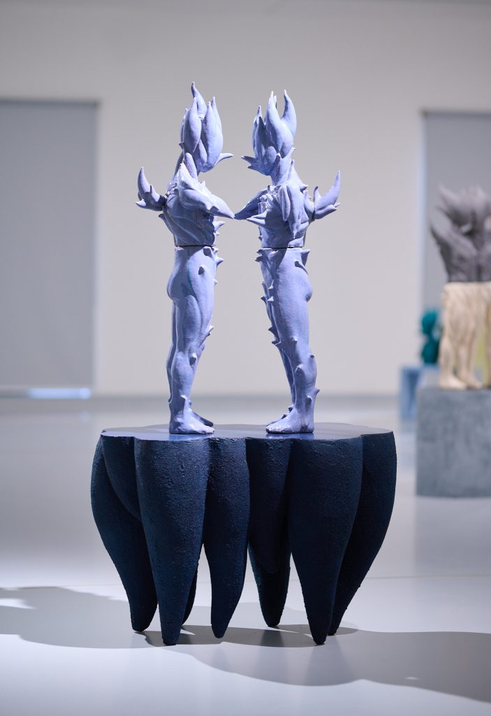 Kontakt, 2023, keramika, epoxid, 162x88x53 cm